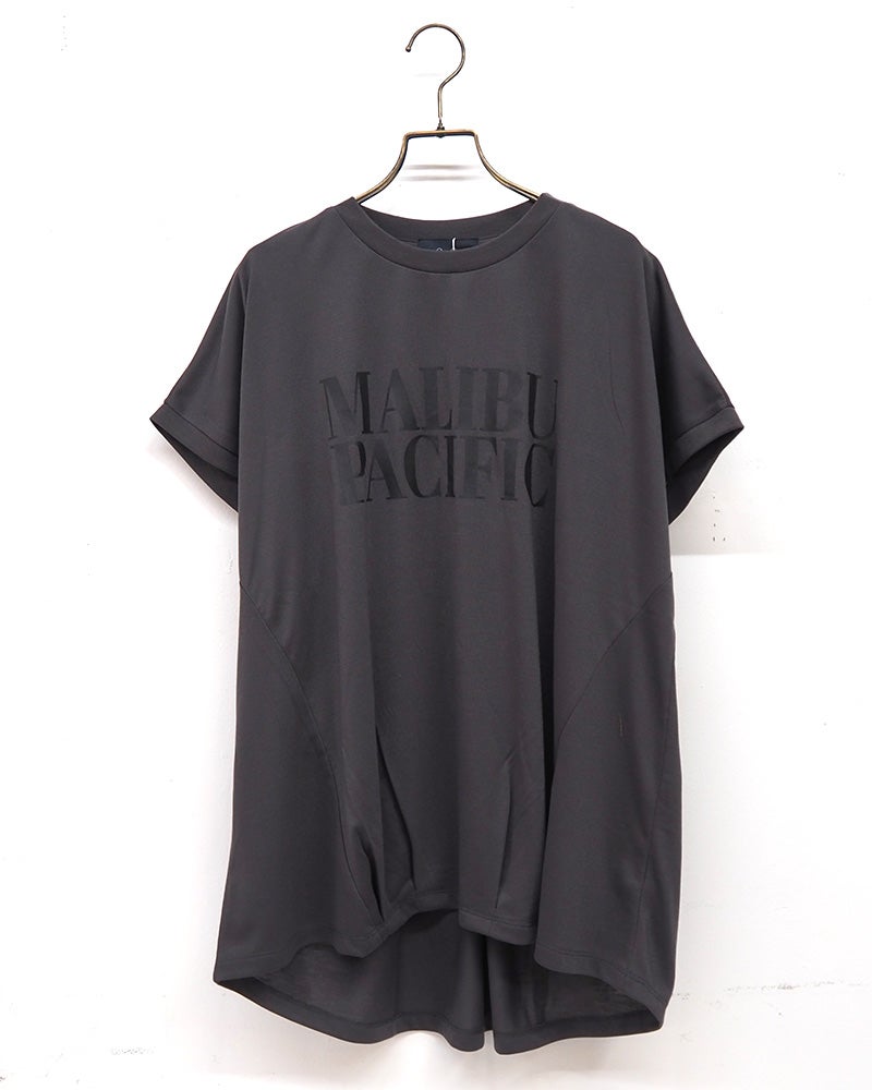 8Laboratory エイトラボラトリー 汗シミ防止天竺ドルマンプルオーバー 半袖Tシャツ フロント英字ロゴプリント バックドレープデザイン 後ろ姿立体切替 ドルマンスリーブワイドシルエット 汗シミ防止加工天竺生地 フリーサイズ 全4カラー ナチュラルカジュアル