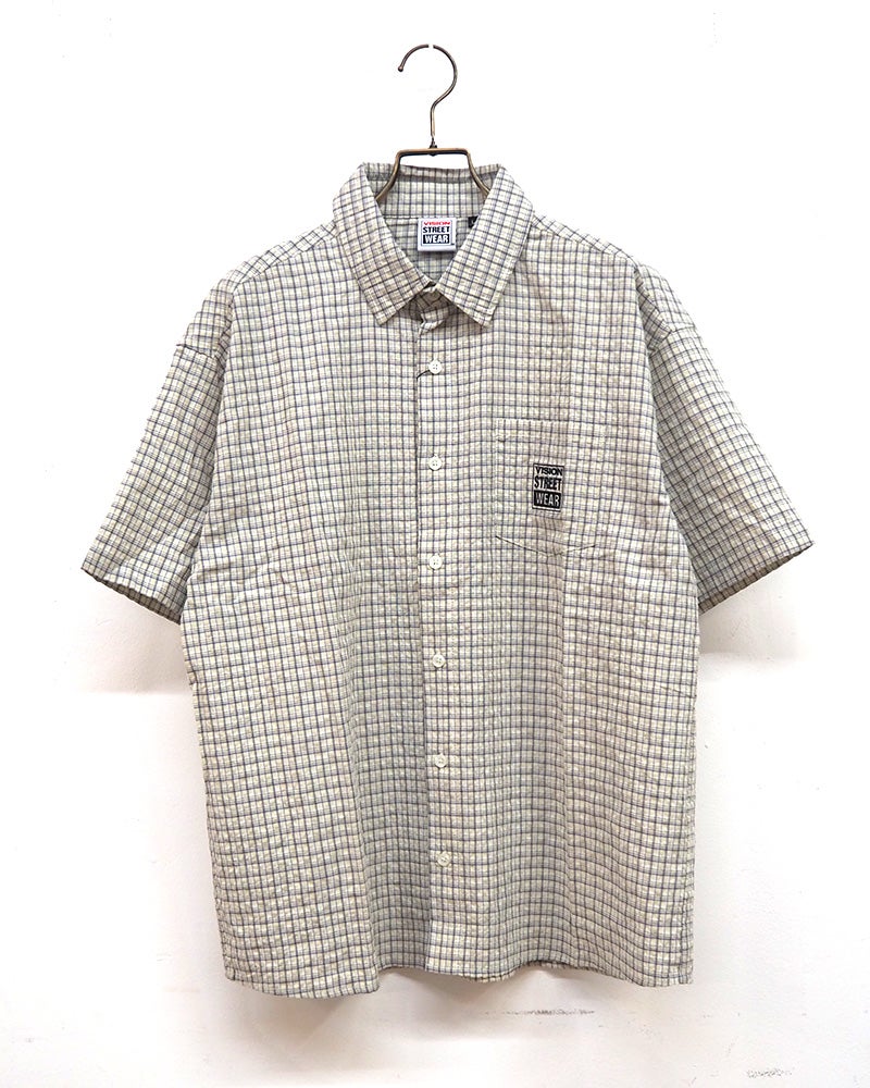 VISION STREET WEAR ヴィジョンストリートウェア シアサッカーチェックシャツ 半袖シャツ 胸ポケットワンポイントロゴ刺繍 バックヨークピスネームデザイン 凹凸感シアサッカー生地 薄手さらっと素材 短め身丈トレンドシルエット ユニセックス仕様 ストリートカジュアル アメカジスケータースタイル夏コーデ