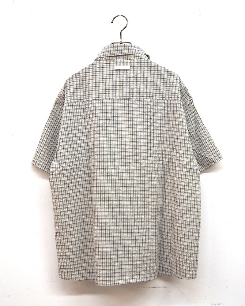 VISION STREET WEAR ヴィジョンストリートウェア シアサッカーチェックシャツ 半袖シャツ 胸ポケットワンポイントロゴ刺繍 バックヨークピスネームデザイン 凹凸感シアサッカー生地 薄手さらっと素材 短め身丈トレンドシルエット ユニセックス仕様 ストリートカジュアル アメカジスケータースタイル夏コーデ