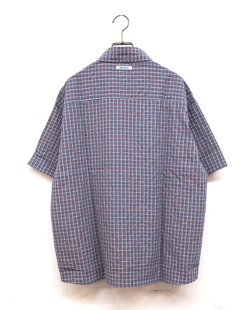 VISION STREET WEAR ヴィジョンストリートウェア シアサッカーチェックシャツ 半袖シャツ 胸ポケットワンポイントロゴ刺繍 バックヨークピスネームデザイン 凹凸感シアサッカー生地 薄手さらっと素材 短め身丈トレンドシルエット ユニセックス仕様 ストリートカジュアル アメカジスケータースタイル夏コーデ