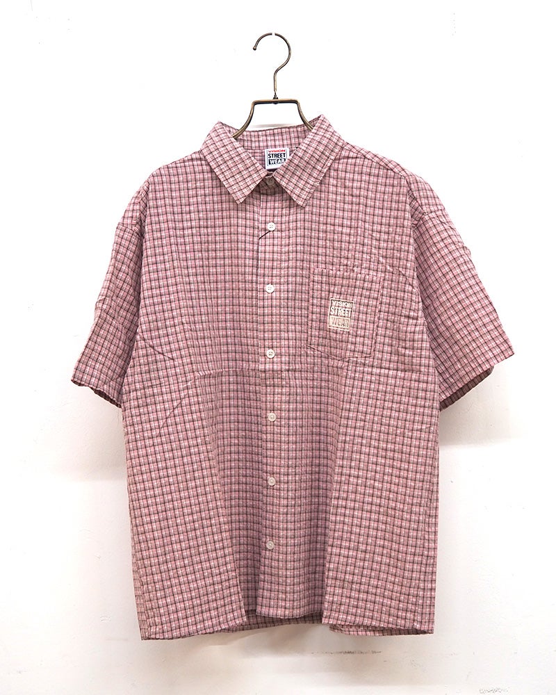 VISION STREET WEAR ヴィジョンストリートウェア シアサッカーチェックシャツ 半袖シャツ 胸ポケットワンポイントロゴ刺繍 バックヨークピスネームデザイン 凹凸感シアサッカー生地 薄手さらっと素材 短め身丈トレンドシルエット ユニセックス仕様 ストリートカジュアル アメカジスケータースタイル夏コーデ