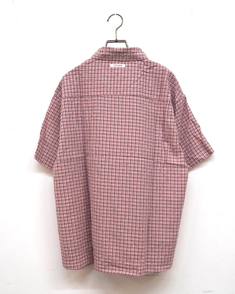 VISION STREET WEAR ヴィジョンストリートウェア シアサッカーチェックシャツ 半袖シャツ 胸ポケットワンポイントロゴ刺繍 バックヨークピスネームデザイン 凹凸感シアサッカー生地 薄手さらっと素材 短め身丈トレンドシルエット ユニセックス仕様 ストリートカジュアル アメカジスケータースタイル夏コーデ