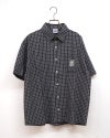 VISION STREET WEAR ヴィジョンストリートウェア シアサッカーチェックシャツ 半袖シャツ 胸ポケットワンポイントロゴ刺繍 バックヨークピスネームデザイン 凹凸感シアサッカー生地 薄手さらっと素材 短め身丈トレンドシルエット ユニセックス仕様 ストリートカジュアル アメカジスケータースタイル夏コーデ
