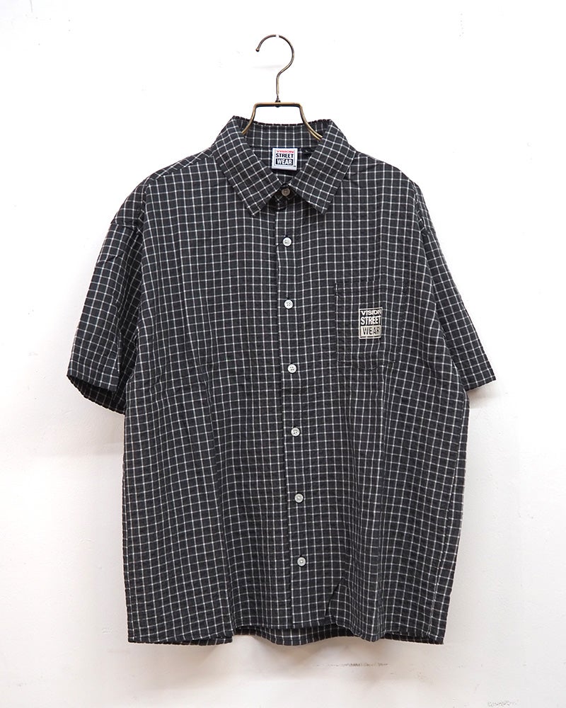 VISION STREET WEAR ヴィジョンストリートウェア シアサッカーチェックシャツ 半袖シャツ 胸ポケットワンポイントロゴ刺繍 バックヨークピスネームデザイン 凹凸感シアサッカー生地 薄手さらっと素材 短め身丈トレンドシルエット ユニセックス仕様 ストリートカジュアル アメカジスケータースタイル夏コーデ