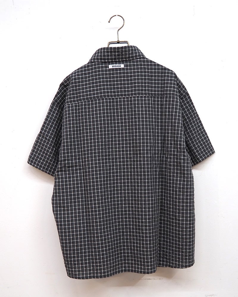 VISION STREET WEAR ヴィジョンストリートウェア シアサッカーチェックシャツ 半袖シャツ 胸ポケットワンポイントロゴ刺繍 バックヨークピスネームデザイン 凹凸感シアサッカー生地 薄手さらっと素材 短め身丈トレンドシルエット ユニセックス仕様 ストリートカジュアル アメカジスケータースタイル夏コーデ