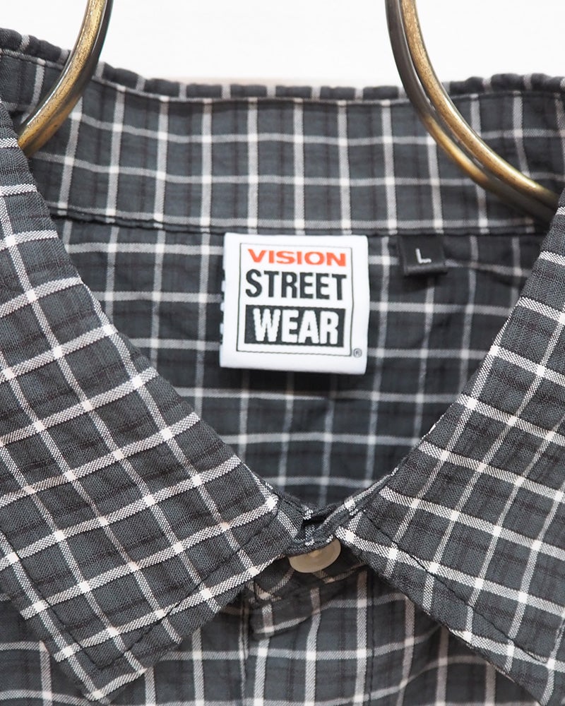 VISION STREET WEAR ヴィジョンストリートウェア シアサッカーチェックシャツ 半袖シャツ 胸ポケットワンポイントロゴ刺繍 バックヨークピスネームデザイン 凹凸感シアサッカー生地 薄手さらっと素材 短め身丈トレンドシルエット ユニセックス仕様 ストリートカジュアル アメカジスケータースタイル夏コーデ