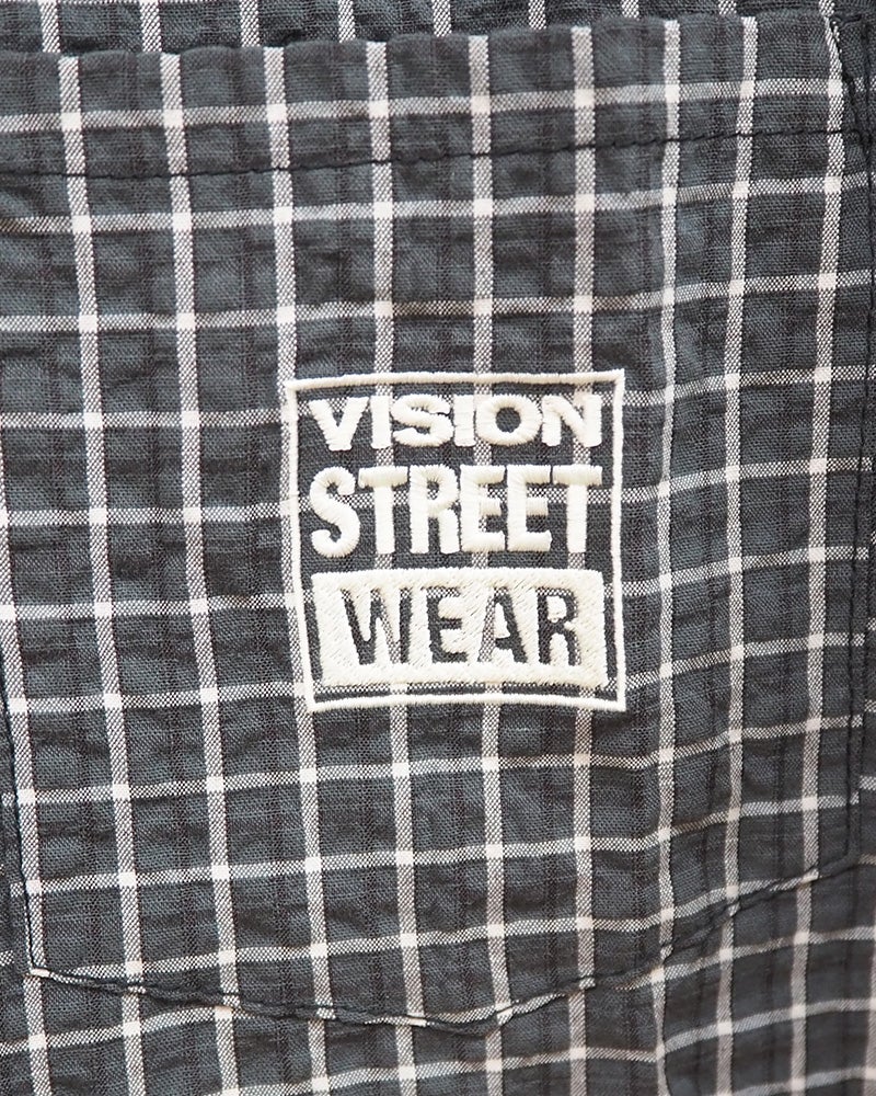 VISION STREET WEAR ヴィジョンストリートウェア シアサッカーチェックシャツ 半袖シャツ 胸ポケットワンポイントロゴ刺繍 バックヨークピスネームデザイン 凹凸感シアサッカー生地 薄手さらっと素材 短め身丈トレンドシルエット ユニセックス仕様 ストリートカジュアル アメカジスケータースタイル夏コーデ