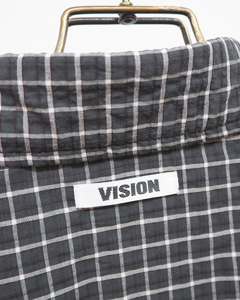 VISION STREET WEAR ヴィジョンストリートウェア シアサッカーチェックシャツ 半袖シャツ 胸ポケットワンポイントロゴ刺繍 バックヨークピスネームデザイン 凹凸感シアサッカー生地 薄手さらっと素材 短め身丈トレンドシルエット ユニセックス仕様 ストリートカジュアル アメカジスケータースタイル夏コーデ