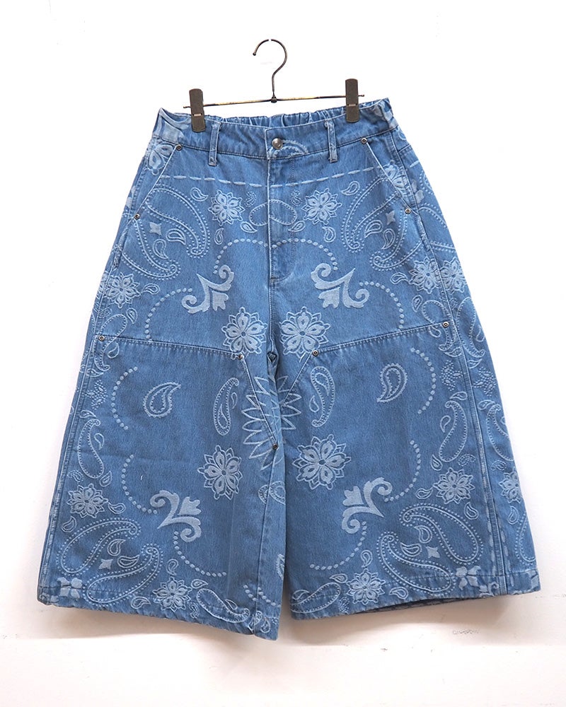 #Pokke ポッケ ペーズリーデニムパンツ ハーフパンツ 超ワイドバギーシルエット ひざ丈ひざ下丈 ペイズリー柄総柄デニム生地 配色ステッチワークデザイン バックウエストシカモチーフワッペンネームタグ フリーサイズ 全2カラー ストリートカジュアル アメカジスタイルセットアップ対応夏コーデ