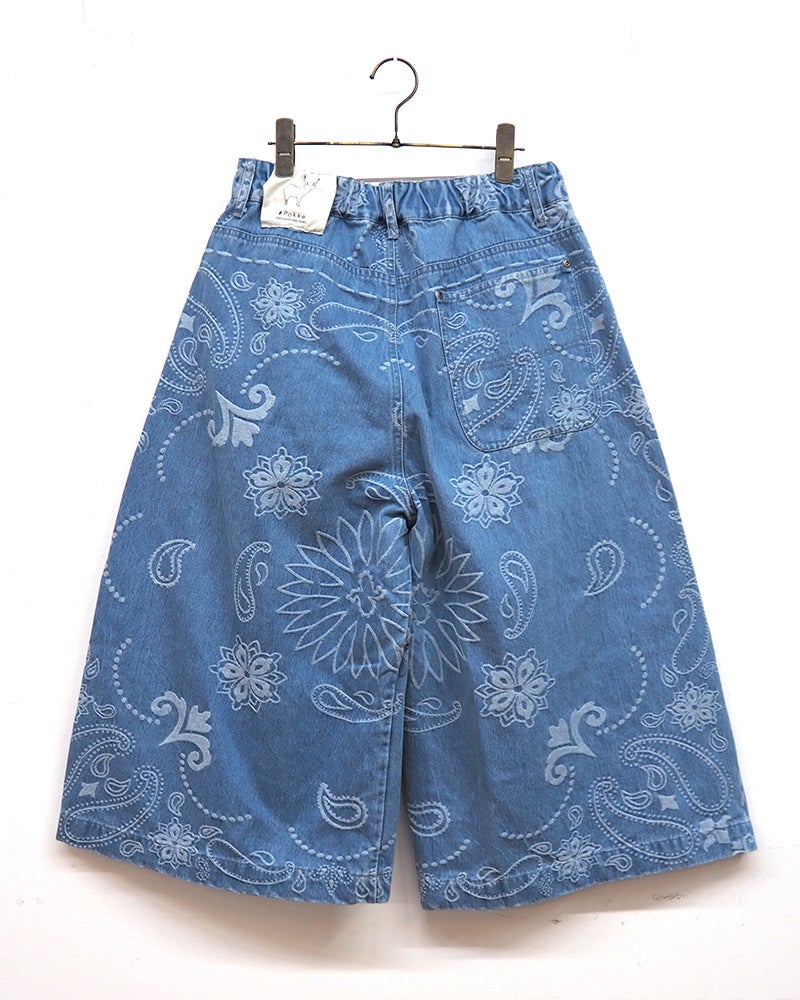 #Pokke ポッケ ペーズリーデニムパンツ ハーフパンツ 超ワイドバギーシルエット ひざ丈ひざ下丈 ペイズリー柄総柄デニム生地 配色ステッチワークデザイン バックウエストシカモチーフワッペンネームタグ フリーサイズ 全2カラー ストリートカジュアル アメカジスタイルセットアップ対応夏コーデ