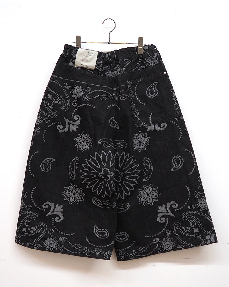 #Pokke ポッケ ペーズリーデニムパンツ ハーフパンツ 超ワイドバギーシルエット ひざ丈ひざ下丈 ペイズリー柄総柄デニム生地 配色ステッチワークデザイン バックウエストシカモチーフワッペンネームタグ フリーサイズ 全2カラー ストリートカジュアル アメカジスタイルセットアップ対応夏コーデ