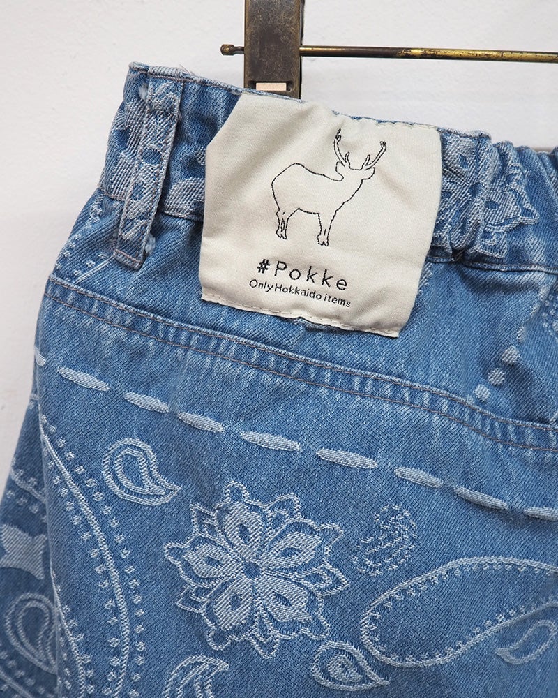 #Pokke ポッケ ペーズリーデニムパンツ ハーフパンツ 超ワイドバギーシルエット ひざ丈ひざ下丈 ペイズリー柄総柄デニム生地 配色ステッチワークデザイン バックウエストシカモチーフワッペンネームタグ フリーサイズ 全2カラー ストリートカジュアル アメカジスタイルセットアップ対応夏コーデ