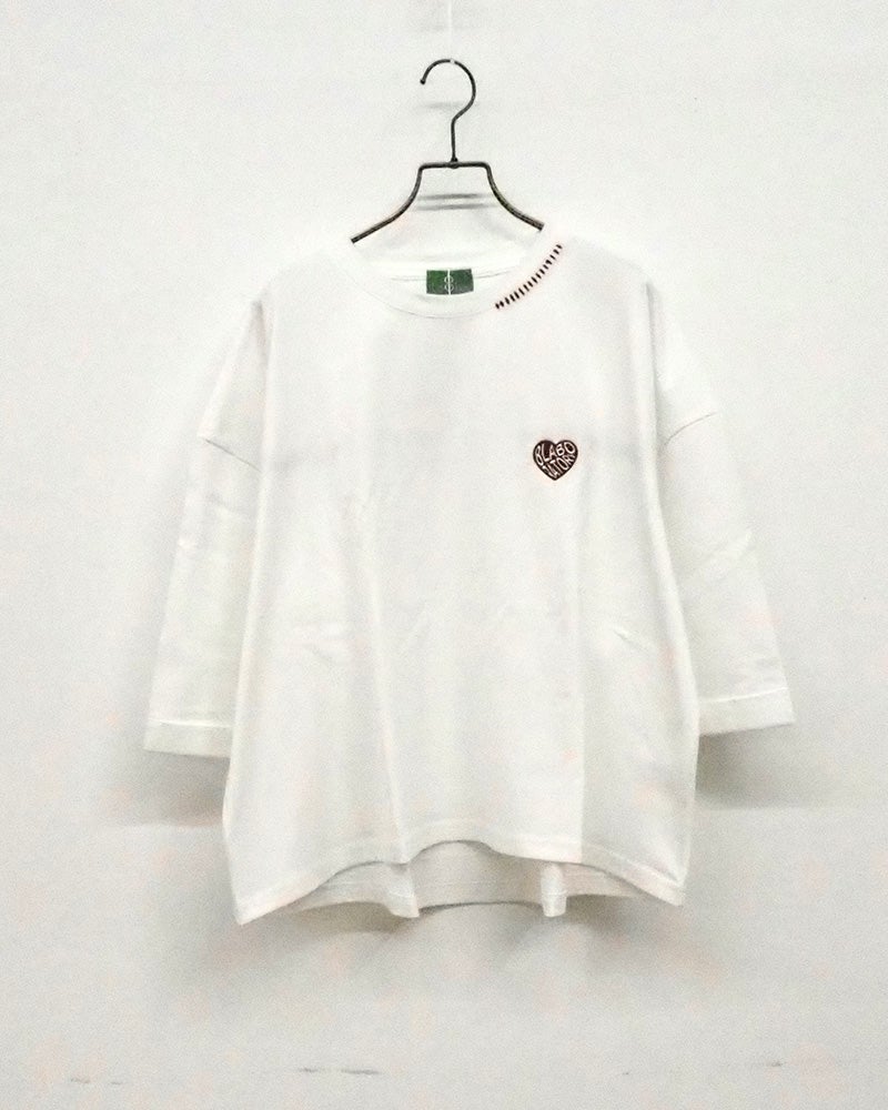 8Laboratory エイトラボラトリー 天竺アウトステッチ6分袖T カットソー6分袖Tシャツ 左胸ハート型ワンポイントロゴ刺繍 首元背中袖配色ハンドステッチ風デザイン 前後差ラウンドヘム ドロップショルダーワイドビッグシルエット フリーサイズ 全2カラー ストリートカジュアル アメカジナチュラルスタイル夏コーデ