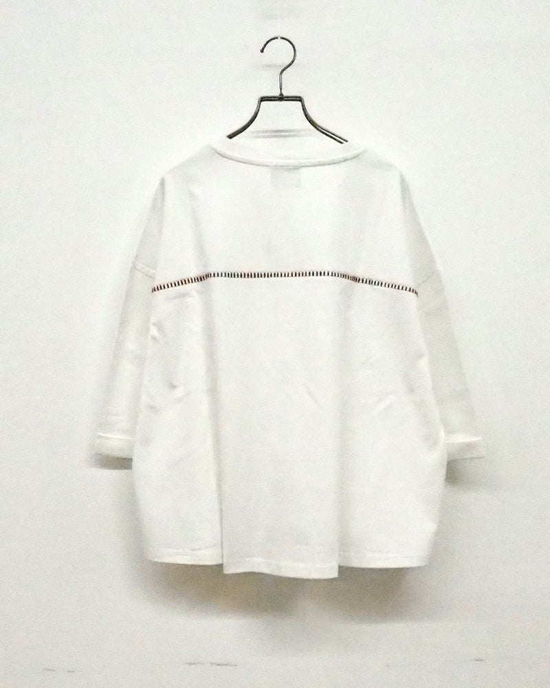 8Laboratory エイトラボラトリー 天竺アウトステッチ6分袖T カットソー6分袖Tシャツ 左胸ハート型ワンポイントロゴ刺繍 首元背中袖配色ハンドステッチ風デザイン 前後差ラウンドヘム ドロップショルダーワイドビッグシルエット フリーサイズ 全2カラー ストリートカジュアル アメカジナチュラルスタイル夏コーデ