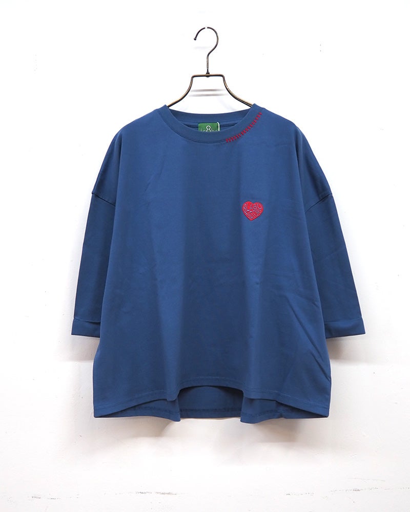 8Laboratory エイトラボラトリー 天竺アウトステッチ6分袖T カットソー6分袖Tシャツ 左胸ハート型ワンポイントロゴ刺繍 首元背中袖配色ハンドステッチ風デザイン 前後差ラウンドヘム ドロップショルダーワイドビッグシルエット フリーサイズ 全2カラー ストリートカジュアル アメカジナチュラルスタイル夏コーデ