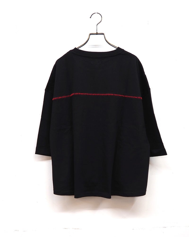 8Laboratory エイトラボラトリー 天竺アウトステッチ6分袖T カットソー6分袖Tシャツ 左胸ハート型ワンポイントロゴ刺繍 首元背中袖配色ハンドステッチ風デザイン 前後差ラウンドヘム ドロップショルダーワイドビッグシルエット フリーサイズ 全2カラー ストリートカジュアル アメカジナチュラルスタイル夏コーデ