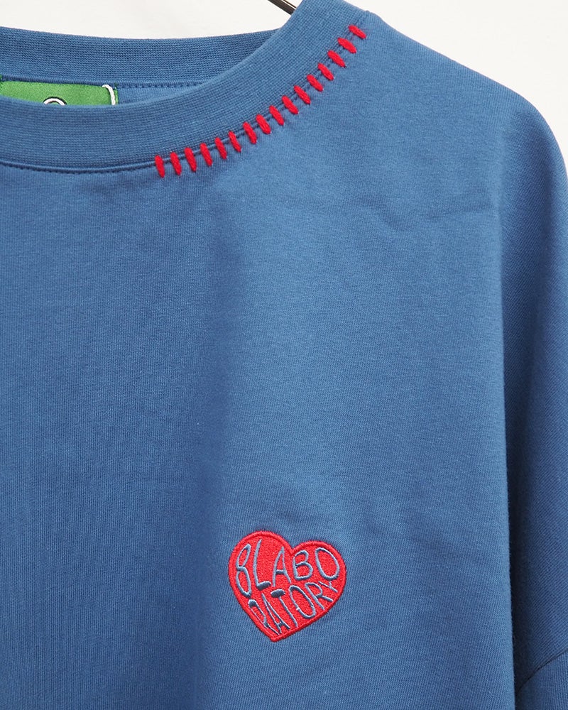 8Laboratory エイトラボラトリー 天竺アウトステッチ6分袖T カットソー6分袖Tシャツ 左胸ハート型ワンポイントロゴ刺繍 首元背中袖配色ハンドステッチ風デザイン 前後差ラウンドヘム ドロップショルダーワイドビッグシルエット フリーサイズ 全2カラー ストリートカジュアル アメカジナチュラルスタイル夏コーデ