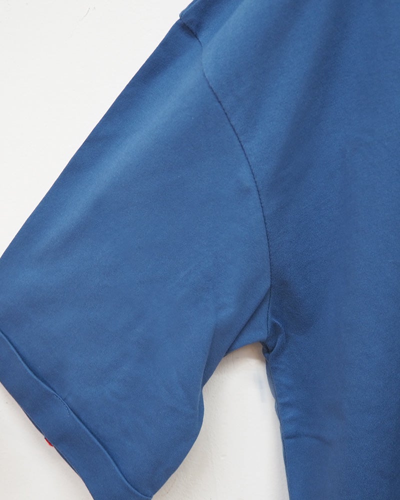 8Laboratory エイトラボラトリー 天竺アウトステッチ6分袖T カットソー6分袖Tシャツ 左胸ハート型ワンポイントロゴ刺繍 首元背中袖配色ハンドステッチ風デザイン 前後差ラウンドヘム ドロップショルダーワイドビッグシルエット フリーサイズ 全2カラー ストリートカジュアル アメカジナチュラルスタイル夏コーデ