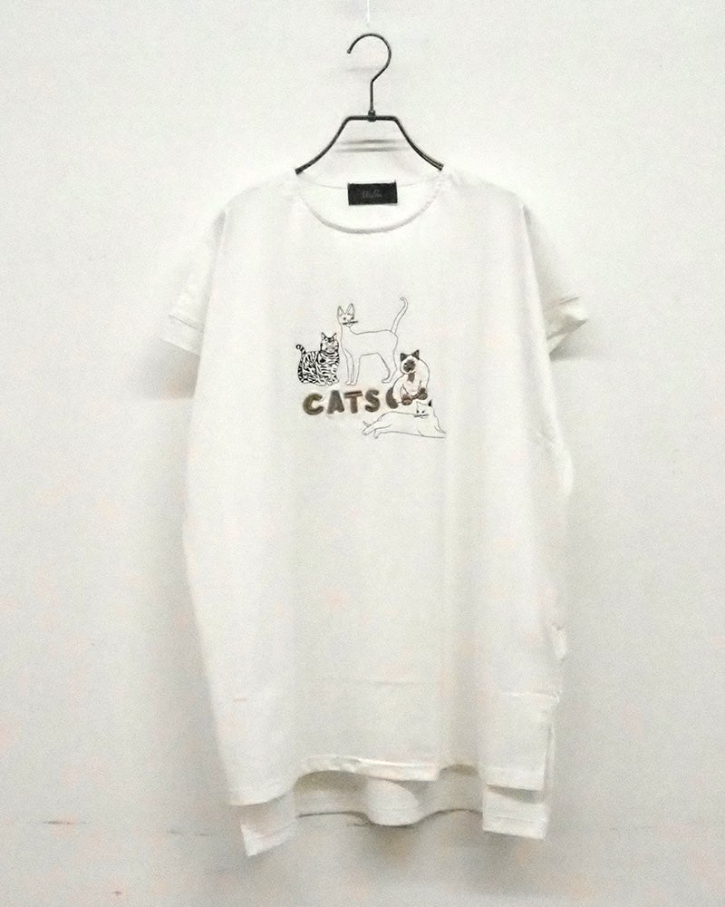 limiless リミレス 天竺ネコ刺繍プリントT ロングTシャツ チュニック丈 半袖カットソー ネコイラストプリント CATSロゴ立体刺繍 ロールアップ袖 サイドスリット 前後差裾 コットン天竺生地 フリーサイズ ゆったり オーバーサイズ 大人カジュアル 猫好き 夏コーデ