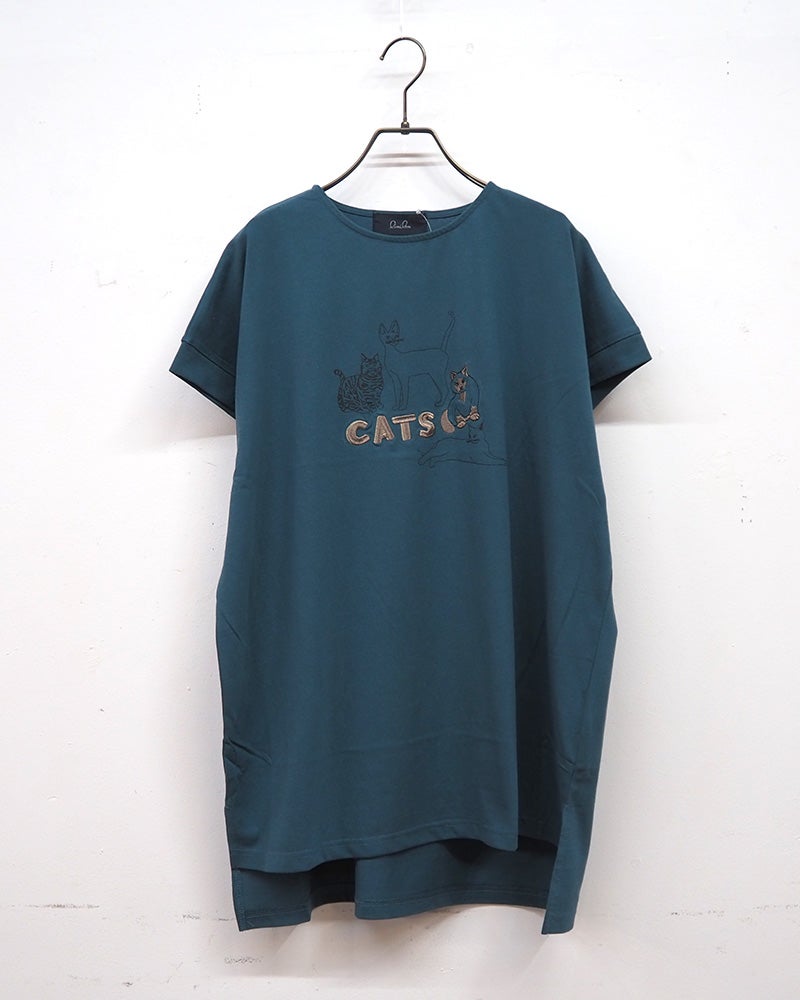 limiless リミレス 天竺ネコ刺繍プリントT ロングTシャツ チュニック丈 半袖カットソー ネコイラストプリント CATSロゴ立体刺繍 ロールアップ袖 サイドスリット 前後差裾 コットン天竺生地 フリーサイズ ゆったり オーバーサイズ 大人カジュアル 猫好き 夏コーデ