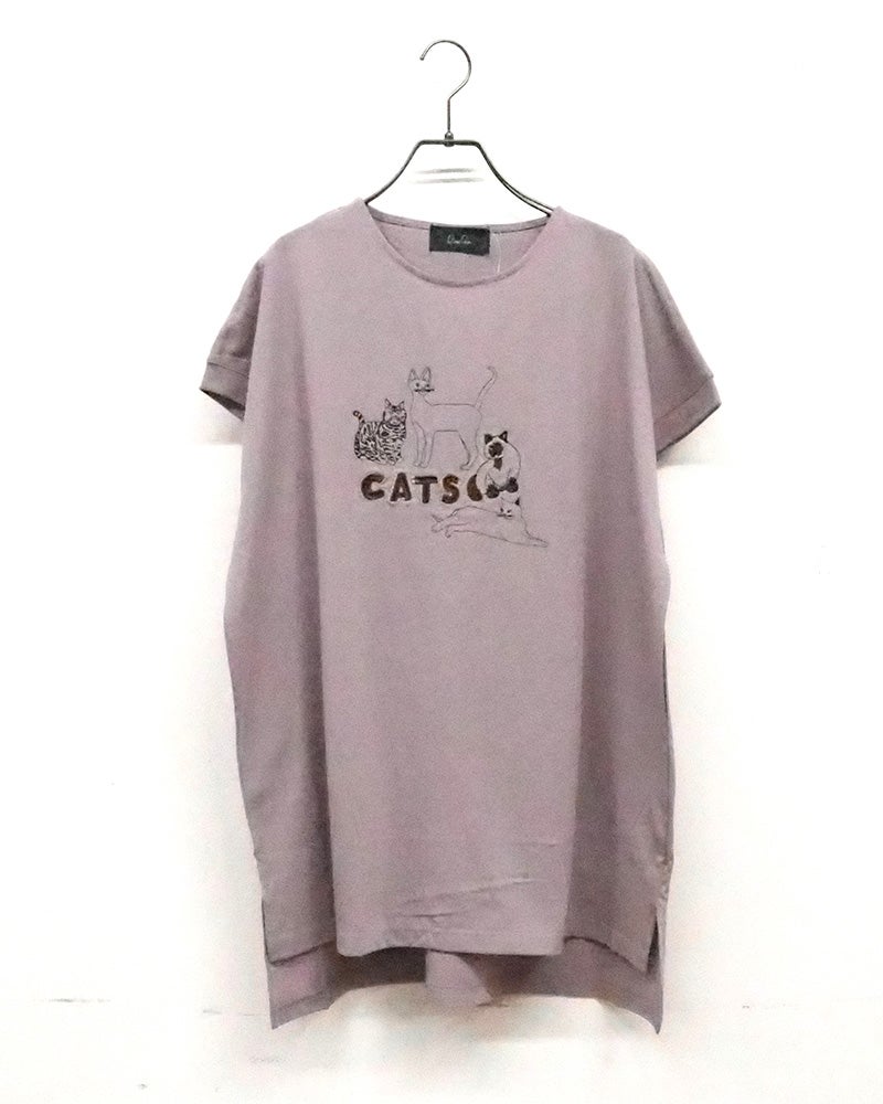 limiless リミレス 天竺ネコ刺繍プリントT ロングTシャツ チュニック丈 半袖カットソー ネコイラストプリント CATSロゴ立体刺繍 ロールアップ袖 サイドスリット 前後差裾 コットン天竺生地 フリーサイズ ゆったり オーバーサイズ 大人カジュアル 猫好き 夏コーデ
