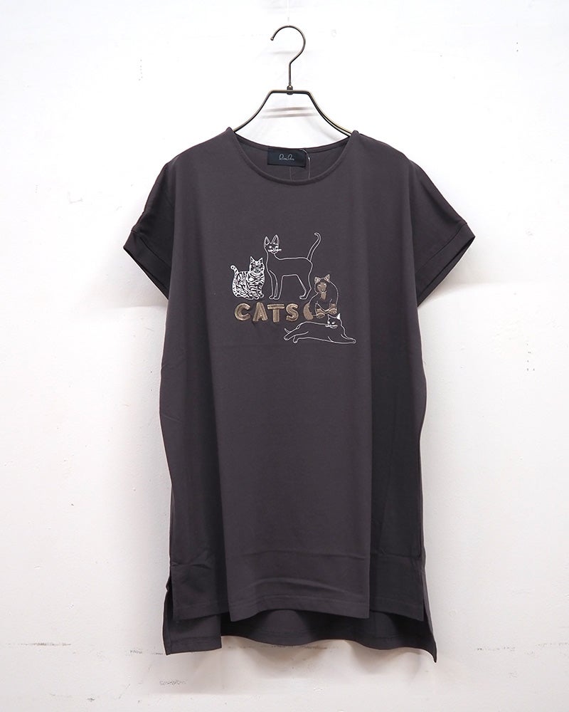 limiless リミレス 天竺ネコ刺繍プリントT ロングTシャツ チュニック丈 半袖カットソー ネコイラストプリント CATSロゴ立体刺繍 ロールアップ袖 サイドスリット 前後差裾 コットン天竺生地 フリーサイズ ゆったり オーバーサイズ 大人カジュアル 猫好き 夏コーデ