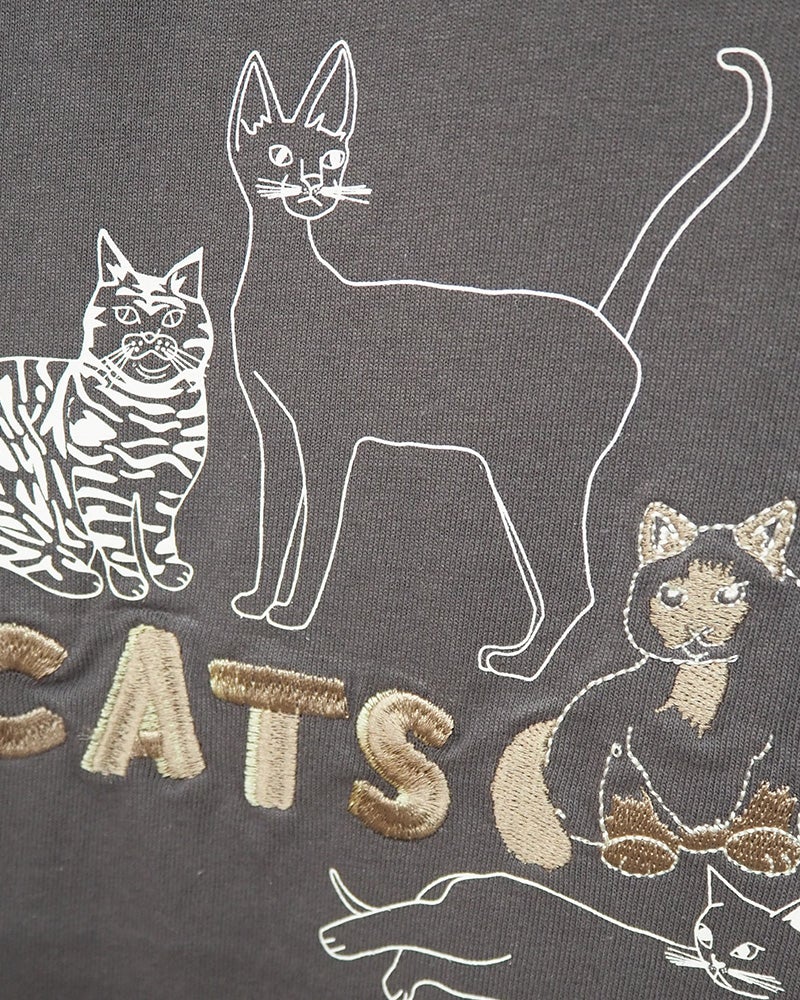 limiless リミレス 天竺ネコ刺繍プリントT ロングTシャツ チュニック丈 半袖カットソー ネコイラストプリント CATSロゴ立体刺繍 ロールアップ袖 サイドスリット 前後差裾 コットン天竺生地 フリーサイズ ゆったり オーバーサイズ 大人カジュアル 猫好き 夏コーデ