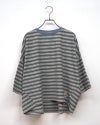 マルチボーダーワイドTEE 半袖 五分袖カットソー リンガーリブ 配色襟 裾ワッペン ピスタグドロップショルダー アシンメトリー裾ライン ゆったり オーバーサイズ ビッグシルエット フリーサイズ アメカジ ストリート 大人カジュアル夏コーデ