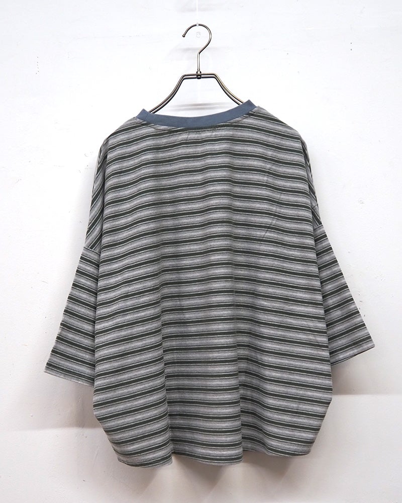 マルチボーダーワイドTEE 半袖 五分袖カットソー リンガーリブ 配色襟 裾ワッペン ピスタグドロップショルダー アシンメトリー裾ライン ゆったり オーバーサイズ ビッグシルエット フリーサイズ アメカジ ストリート 大人カジュアル夏コーデ
