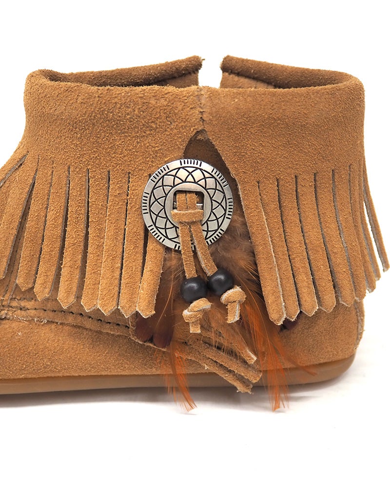 MINNETONKA ミネトンカ コンチョフェザーサイドジップブーツ ショートブーツ フリンジブーツ スエード 本革 レザー ハンドメイド コンチョ フェザーチャーム サイドジップ ファスナー付き ローヒール アメカジ ボヘミアン 秋冬レディースシューズ