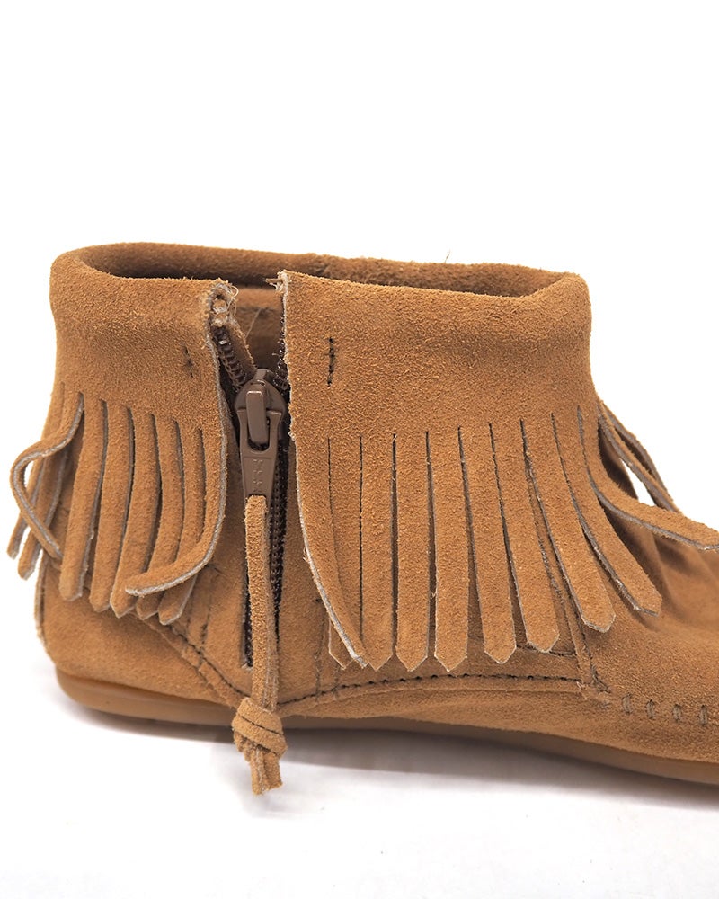 MINNETONKA ミネトンカ コンチョフェザーサイドジップブーツ ショートブーツ フリンジブーツ スエード 本革 レザー ハンドメイド コンチョ フェザーチャーム サイドジップ ファスナー付き ローヒール アメカジ ボヘミアン 秋冬レディースシューズ