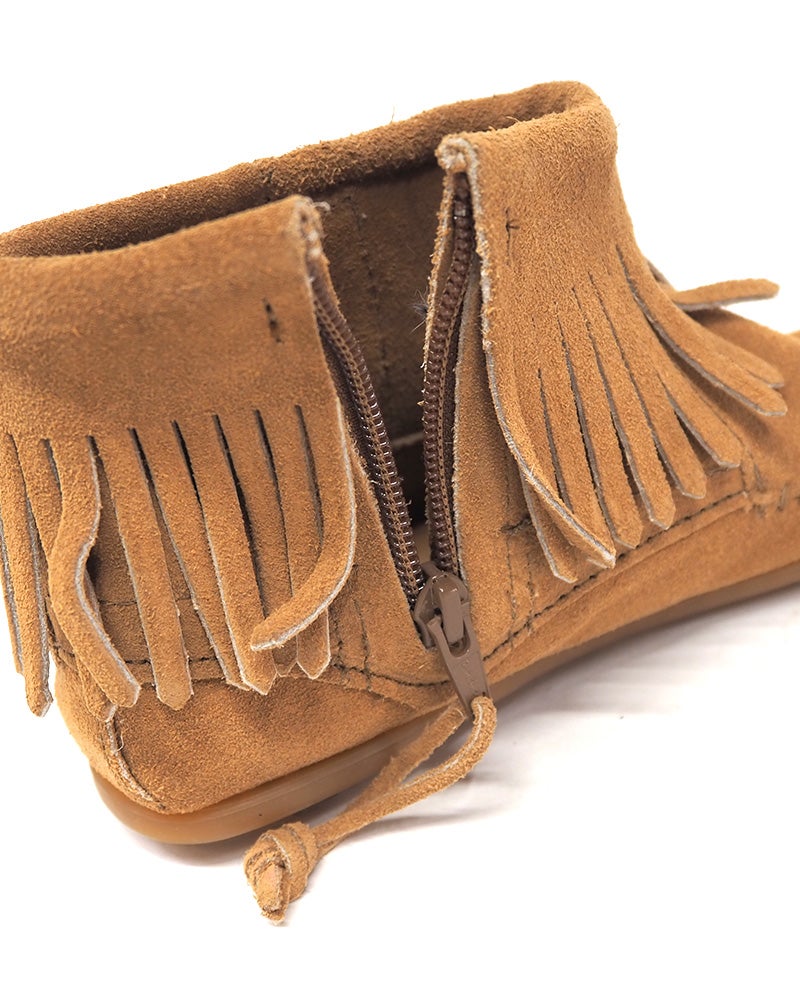 MINNETONKA ミネトンカ コンチョフェザーサイドジップブーツ ショートブーツ フリンジブーツ スエード 本革 レザー ハンドメイド コンチョ フェザーチャーム サイドジップ ファスナー付き ローヒール アメカジ ボヘミアン 秋冬レディースシューズ