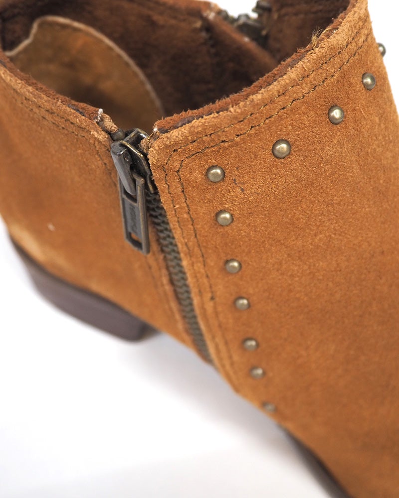 MINNETONKA ミネトンカ BRIE BOOT ブリーブーツ スタッズ付きスエードショートブーツ ブーティー アンクルブーツ スエードレザー ウェスタンヒール 太ヒール 履きやすい ポインテッドトゥ レディースシューズ モード甘辛MIX 秋冬コーデ ブラック