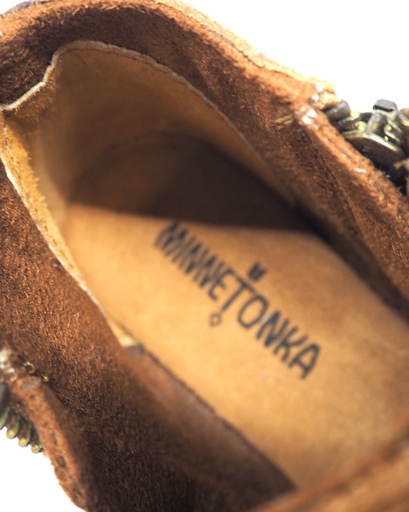MINNETONKA ミネトンカ BRIE BOOT ブリーブーツ スタッズ付きスエードショートブーツ ブーティー アンクルブーツ スエードレザー ウェスタンヒール 太ヒール 履きやすい ポインテッドトゥ レディースシューズ モード甘辛MIX 秋冬コーデ ブラック