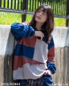 ギャザースリーブデニムMIXパネルプルオーバー スウェット パッチワーク風 異素材切替 デニム切替 カットオフ フリンジ 袖ギャザー ボリュームスリーブ オーバーサイズ リメイク風 ゆったり 体型カバー レディース フリーサイズ アメカジ ストリート古着風秋冬コーデ レンガブラック