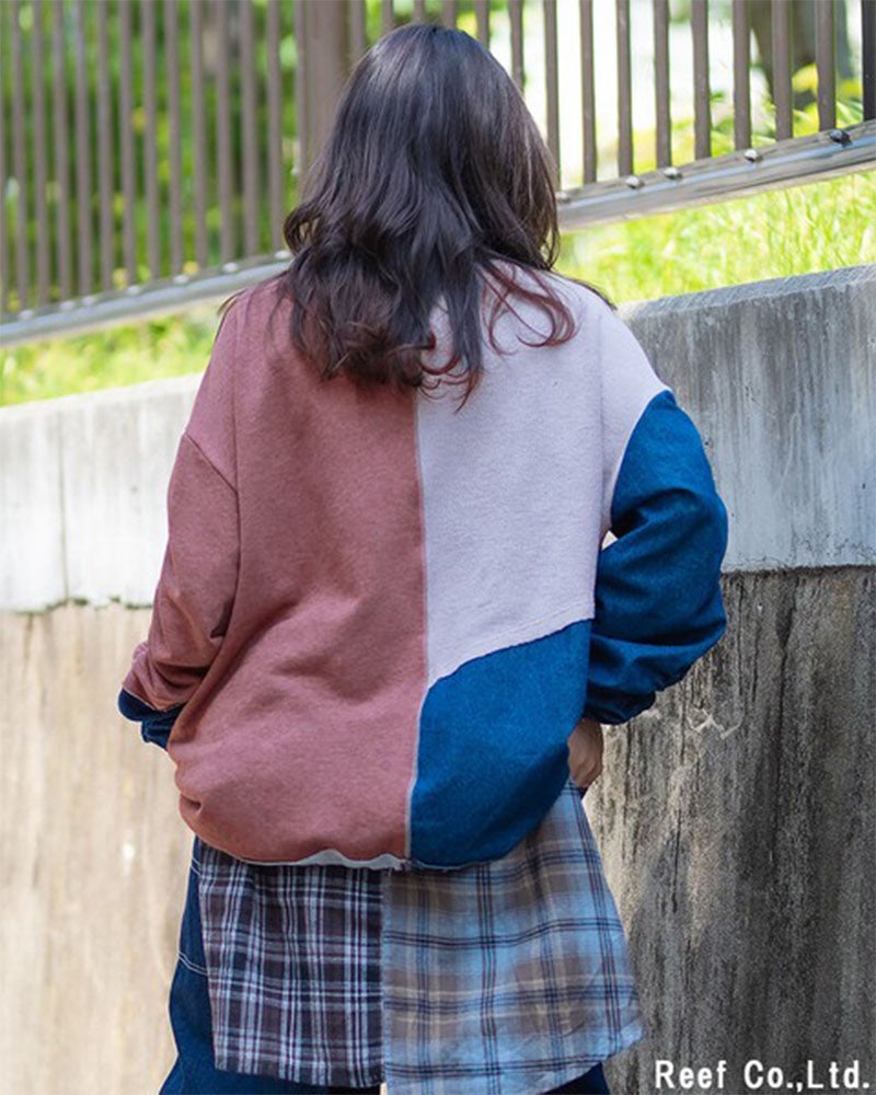 ギャザースリーブデニムMIXパネルプルオーバー スウェット パッチワーク風 異素材切替 デニム切替 カットオフ フリンジ 袖ギャザー ボリュームスリーブ オーバーサイズ リメイク風 ゆったり 体型カバー レディース フリーサイズ アメカジ ストリート古着風秋冬コーデ レンガブラック